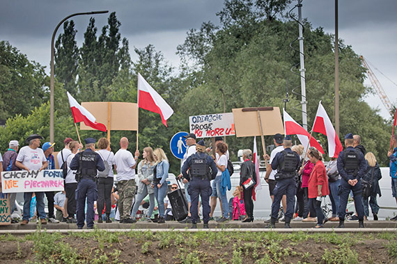 Jarosaw Kaczyski dostrzeg protestujcych i problem. Obieca pomoc