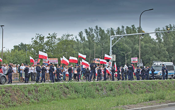 Jarosaw Kaczyski dostrzeg protestujcych i problem. Obieca pomoc