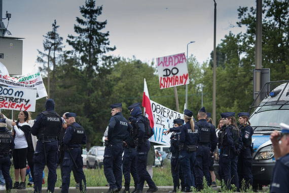 Jarosaw Kaczyski dostrzeg protestujcych i problem. Obieca pomoc