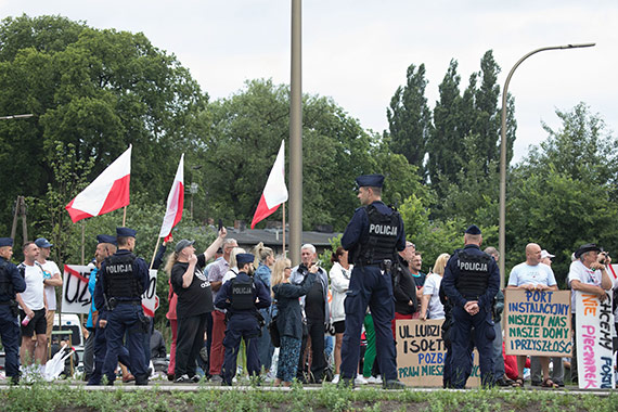 Jarosaw Kaczyski dostrzeg protestujcych i problem. Obieca pomoc