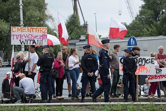 Jarosaw Kaczyski dostrzeg protestujcych i problem. Obieca pomoc