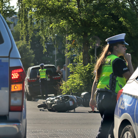 Zderzenie skutera z samochodem. Mczyzna przewieziony do szpitala