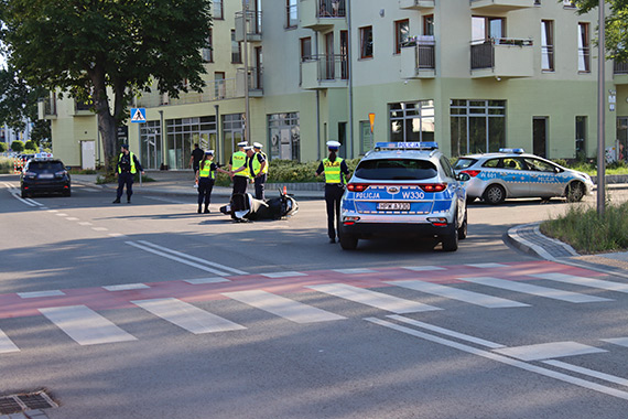 Zderzenie skutera z samochodem. Mczyzna przewieziony do szpitala