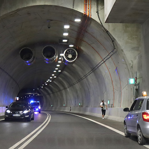 Pieszy w tunelu powoduje alarm: Zasady bezpieczestwa naruszone