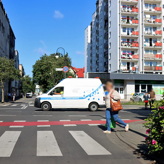 Krzewy zasaniaj osoby przed przejciem na ulicy Bohaterw Wrzenia