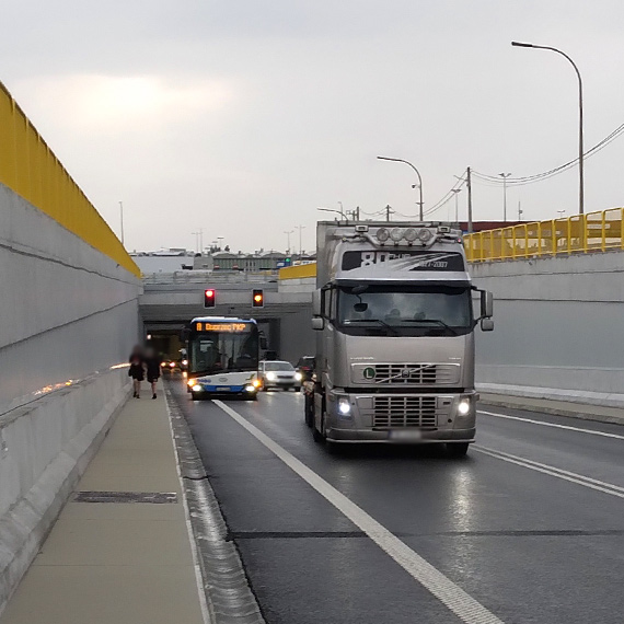 Awaria autobusu podczas wyjazdu z tunelu: wiadek opisuje chaos