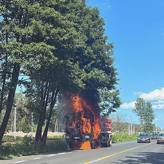 Wywrotka doszcztnie spona na drodze krajowej DK3. Zobacz film!