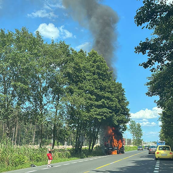 Wywrotka doszcztnie spona na drodze krajowej DK3. Zobacz film!