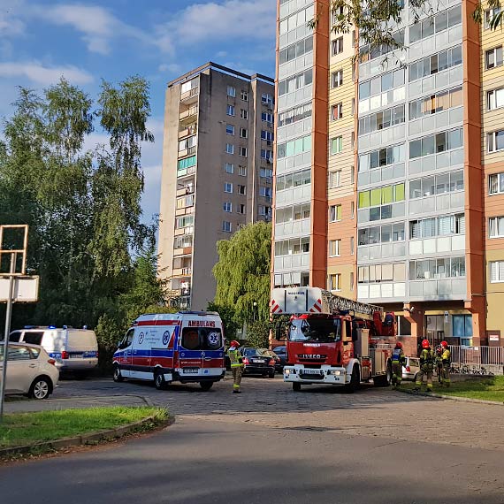 Wielka akcja ratunkowa na ulicy Matejki w winoujciu - 74-letnia kobieta z urazem barku przetransportowana do szpitala