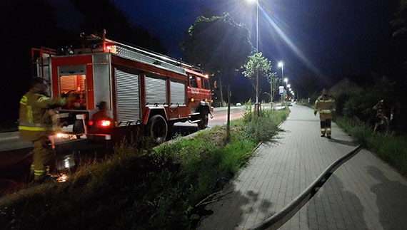 OSP Przytr wspomagaa w nocnej akcji ganiczej: Poar samochodu osobowego i odzi