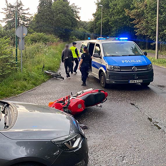 42-letni motocyklista ranny w zderzeniu z samochodem na ulicy Krzywej