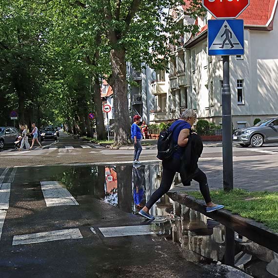 Przeprawa przez miejsk kau: uciliwo po deszczu