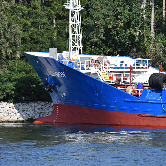 Chwila od tragedii: tankowiec Angon uderzył w wschodni brzeg Kanału Piastowskiego. Zobacz film!