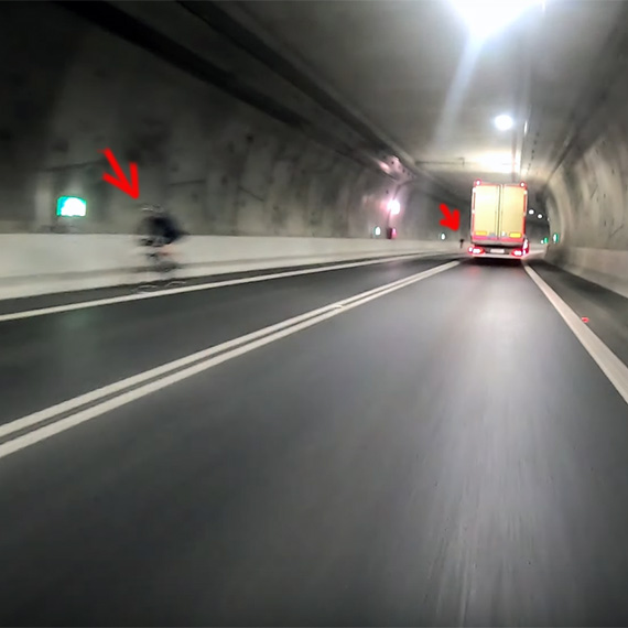  Pościg za rowerzystami w tunelu. Zobacz film!