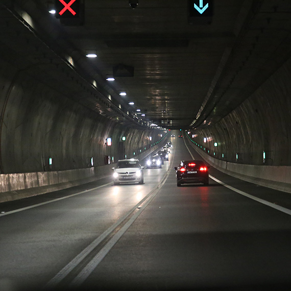 Jadąc nowym tunelem pod Świną lepiej nie otwierać okien w samochodzie. Nawet przy małym ruchu poziom zanieczyszczenia powietrza jest bardzo dokuczliwy. My pytamy, czy jest już poziom niebezpieczny?