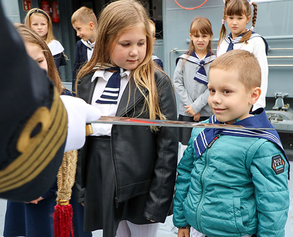 Pasowanie na ucznia na okręcie Marynarki Wojennej