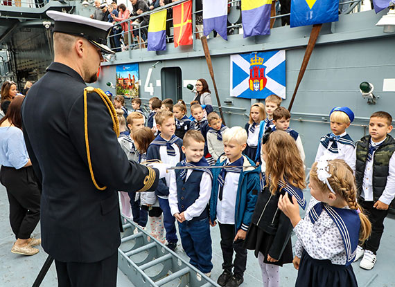 Pasowanie na ucznia na okręcie Marynarki Wojennej