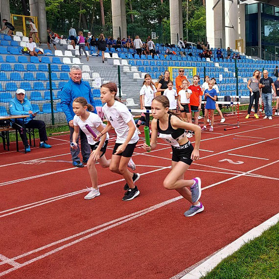 Sztafetowe biegi przeajowe z udziaem szkolnych sportowcw