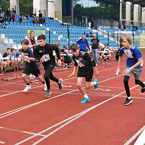 Sztafetowe biegi przeajowe z udziaem szkolnych sportowcw