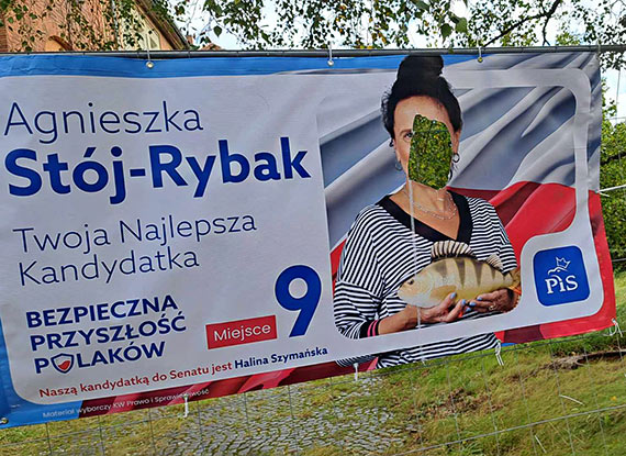 Uszkodzony baner wyborczy tu obok Urzdu Miasta