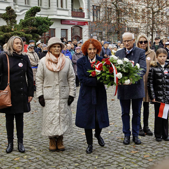 Grupa Wsplne Wyspy z biao – czerwonymi prezentami  dla mieszkacw winoujcia!