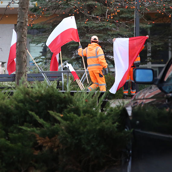 Patriotyzm na chwil: Flagi narodowe zostay zabrane po obchodach