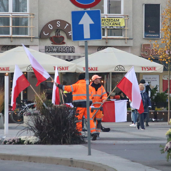 Patriotyzm na chwil: Flagi narodowe zostay zabrane po obchodach