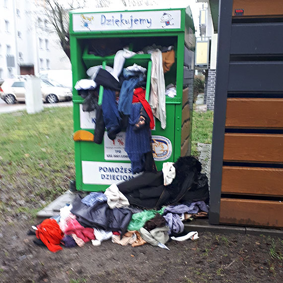 Niechciane ciuchy, niechciany widok: Apel mieszkacw ulicy Rybaki