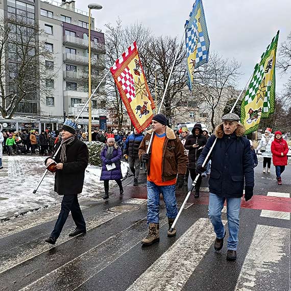 Duo ludzi w winoujskim orszaku trzech krli