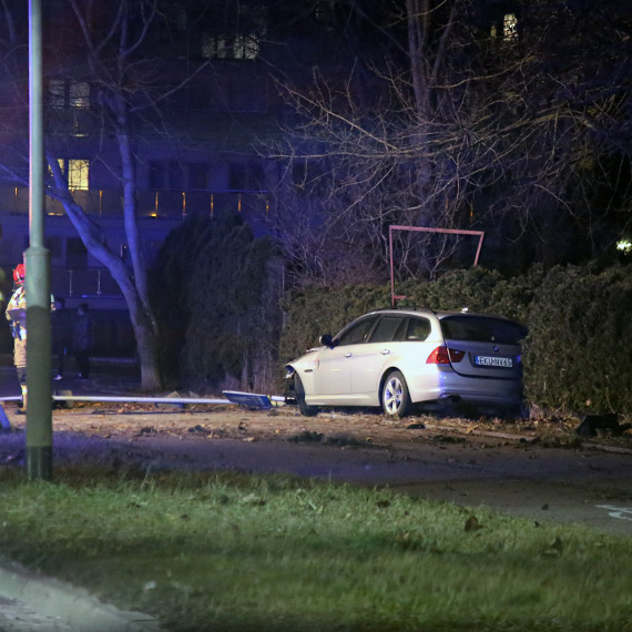 Niebezpieczne zdarzenie na ulicy 11 Listopada: BMW ścięło latarnię i uderzyło w ogrodzenie
