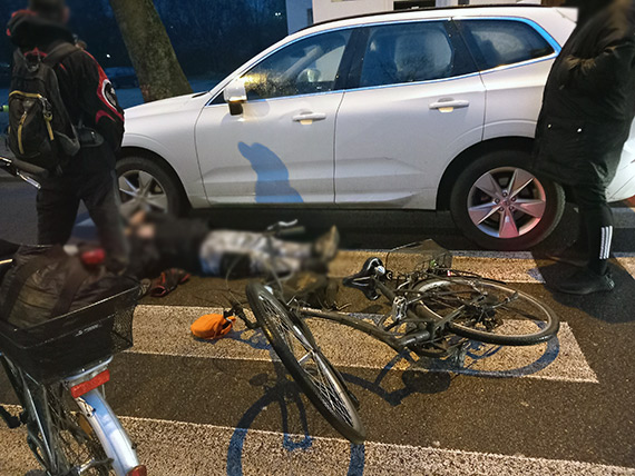 Zderzenie rowerzysty z samochodem na ulicy Barlickiego