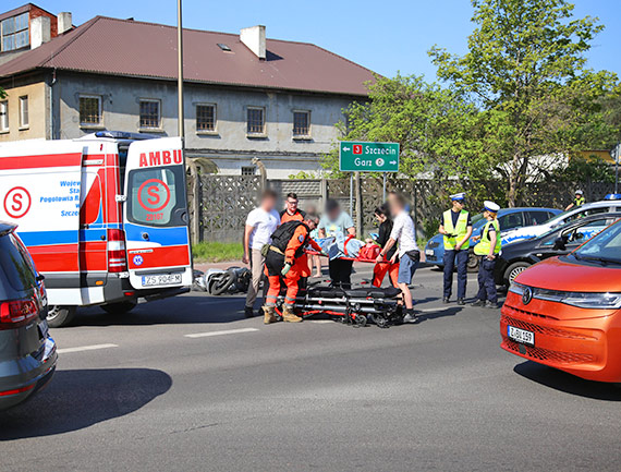 Wypadek na ulicy Karsiborskiej: Zderzenie skutera z fiatem punto