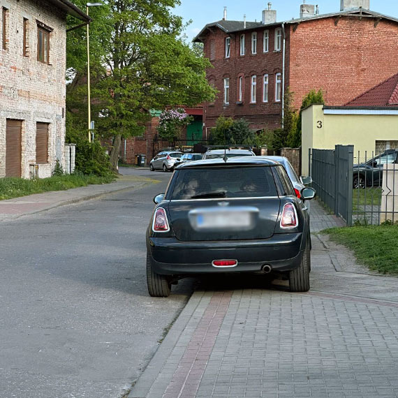 Samochody na chodnikach – mieszkacy szukaj rozwiza