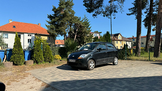 Samochd na niemieckich numerach rejestracyjnych  blokuje prywatne miejsce parkingowe 