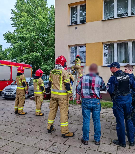 Straacy ratuj kobiet w mieszkaniu