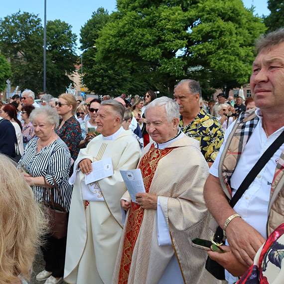 wito Boego Ciaa skpane w socu. Mieszkacy i setki goci poszli ulicami za Chrystusem