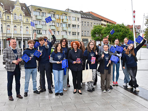 Odliczanie do wyborw europejskich. Modzie zachcaa do udziau w gosowaniu