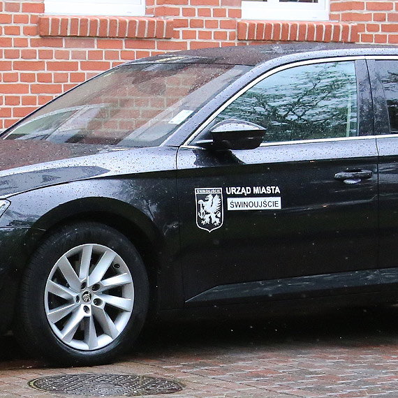 Wyraźne oznakowanie urzędowych samochodów
