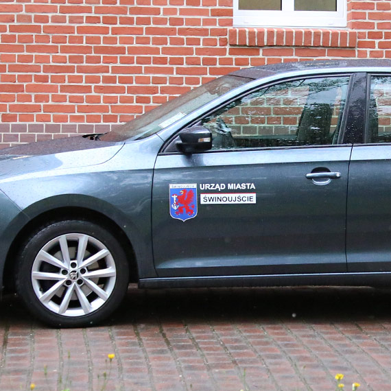 Wyraźne oznakowanie urzędowych samochodów