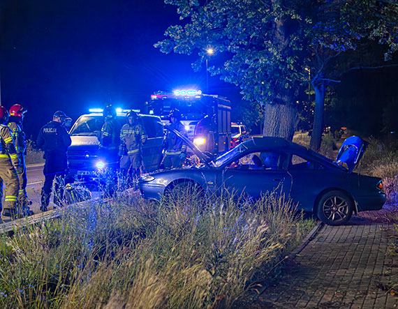 Nocna groza na Grunwaldzkiej: Samochd rozbity na drzewie, kierowca cay!
