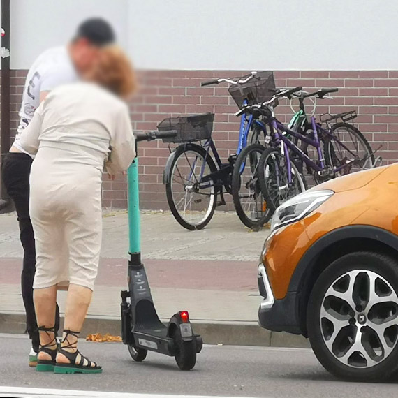 Chopak na hulajnodze lduje na masce samochodu: grone zdarzenie w centrum