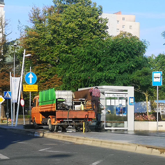 Miejskie Porzdki: Myj przystanki autobusowe