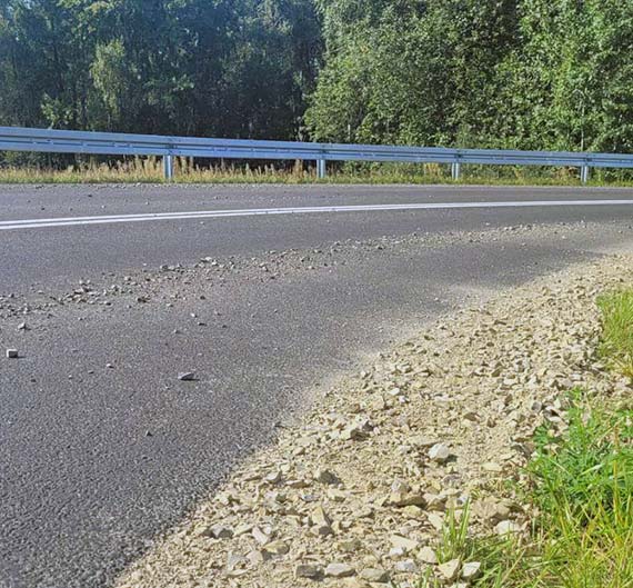 Niebezpieczny odcinek na ulicy Mostowej: Kamienie na uku drogi stwarzaj zagroenie