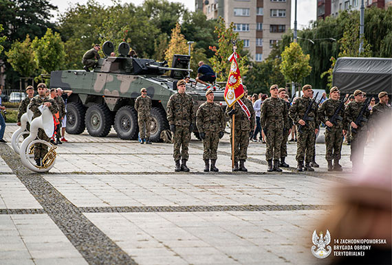 Defiladowym krokiem onierze 14. Zachodniopomorskiej Brygady Obrony Terytorialnej weszli w szsty rok swego funkcjonowania