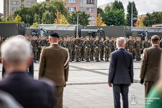 Defiladowym krokiem onierze 14. Zachodniopomorskiej Brygady Obrony Terytorialnej weszli w szsty rok swego funkcjonowania