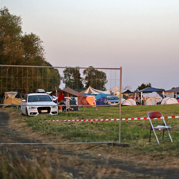 Skandal w Karsiborzu: Niemiecki festiwal techno niszczy chroniony rezerwat Natura 2000. Zobacz film!