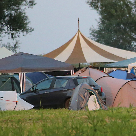 Skandal w Karsiborzu: Niemiecki festiwal techno niszczy chroniony rezerwat Natura 2000. Zobacz film!