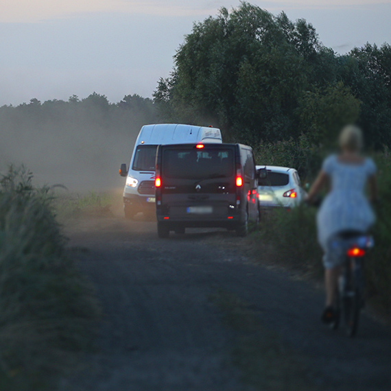 Skandal w Karsiborzu: Niemiecki festiwal techno niszczy chroniony rezerwat Natura 2000. Zobacz film!