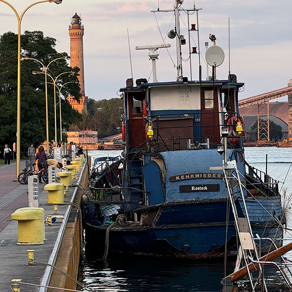 Stary kuter z Rostocku straszy w porcie jachtowym – czy to pocztek zomowiska?