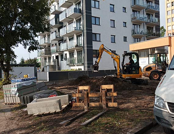 By zielony skwerek, bdzie rowerownia. W teren przy ul. Kociuszki 9 wryy si zby koparki